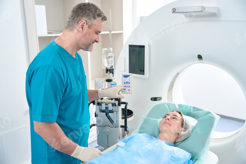 Visualização: Médico no centro de diagnóstico prepara o paciente para o procedimento de tomografia