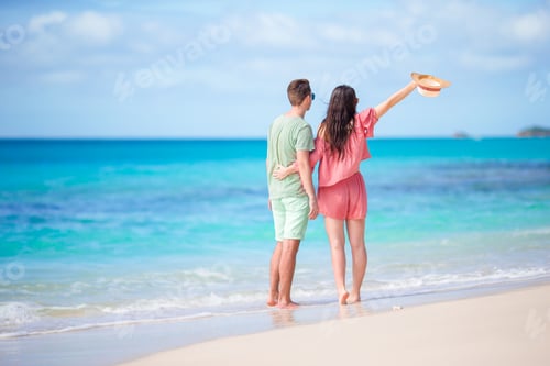 Vista previa: Young couple on white beach during summer vacation. Happy family enjoy their honeymoon
