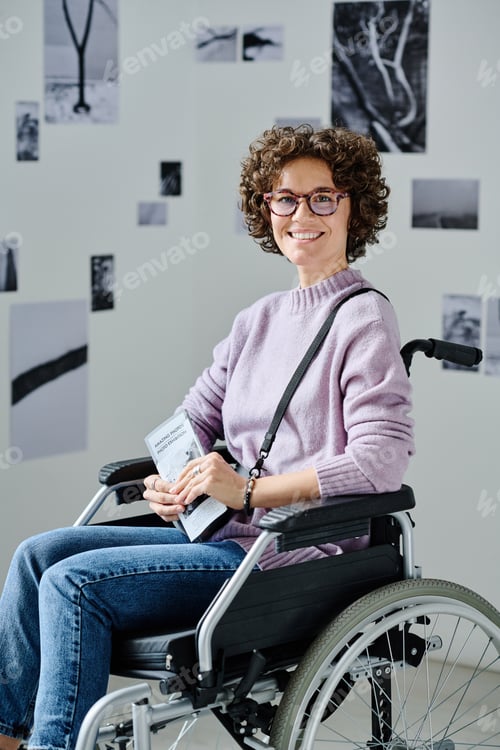 Preview: Girl with disability at art gallery