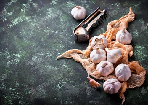 Preview: Fresh garlic on green background