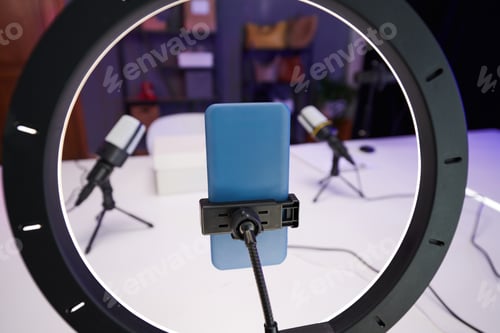 Preview: Smartphone Attached to Ring Light