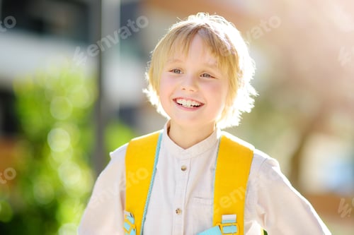 Visualização: O
pequeno estudante vai alegremente para a escola depois do feriado.