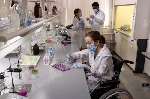 Preview: Chemists working in the laboratory
