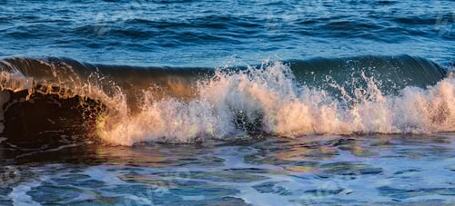 Preview: Splashing waves on the beach