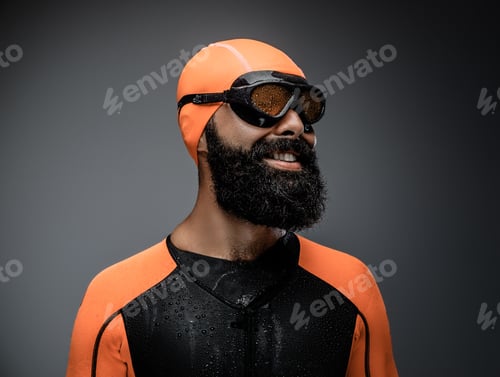 Vista previa: Hombre con máscara de buceo y traje de neopreno naranja.