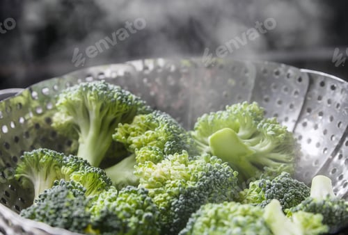 Preview: Freshly steamed green broccoli in skimmer pot