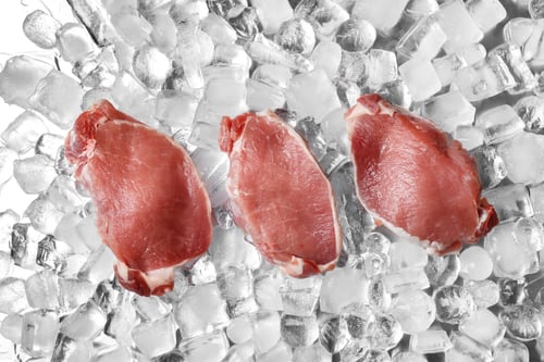 Preview: Fresh raw meat on ice cubes, flat lay