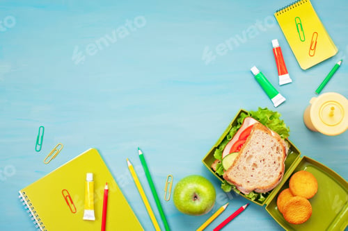 Preview: Fresh sandwich and apple for healthy lunch in the plastic lunch box
