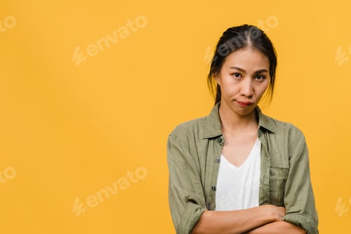 Vista previa: Young Asia lady with negative expression, excited screaming, crying emotional angry in casual.