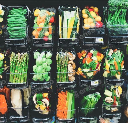 Vista previa: A wall of beautiful, healthy assortment of vegetables at the grocery store
