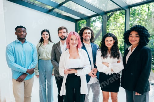 Предпросмотр: Бизнесмены и деловые женщины устраивают корпоративный праздник