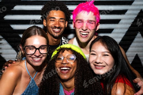 Preview: Multiethnic group of young friends having fun on the stretts in the night