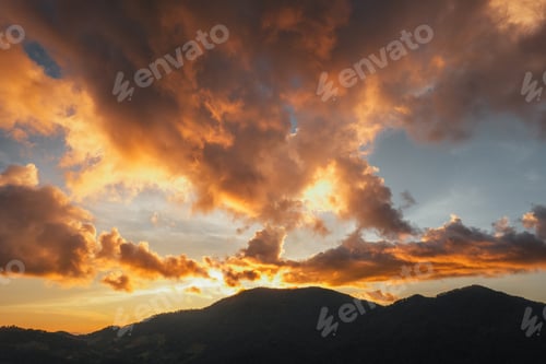 Vorschau: Goldene Wolken in der Abenddämmerung und Berge, Abendwolken und Himmelshintergrund