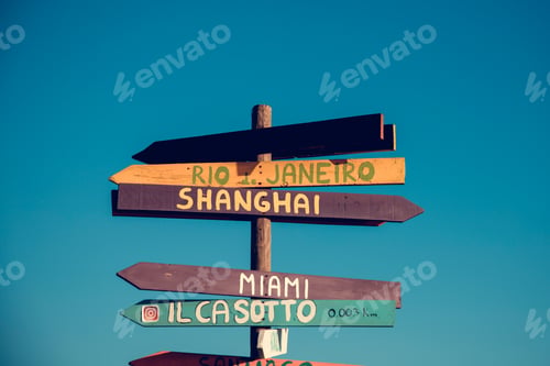 Visualização: Placa de sinalização de direção engraçada com distância de muitos países diferentes