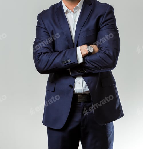 Visualização: Mãos e braços caucasianos cortados em close-up de empresário em um terno