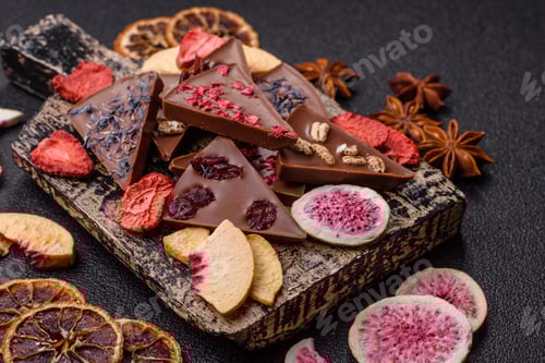 Vorschau: Stellen Sie hausgemachte Schokolade mit Beeren und Früchten her, köstliche Süßigkeiten. Schokolade herstellen