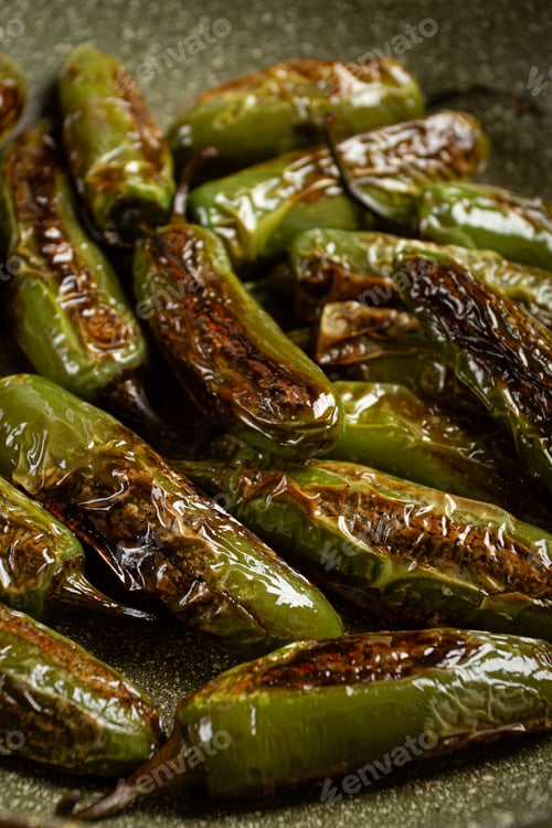 Preview: fried padron pepper, in a frying pan, with olive oil, and sea salt, homemade, no people.