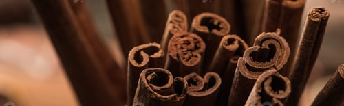 Preview: close up view of aromatic fresh cinnamon sticks, panoramic shot