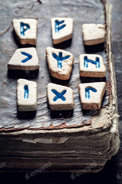 Preview: Extraordinary fortune teller from rune stones based on antique scrolls