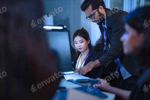 Preview: senior IT specialist guides a software developer through the company's system architecture