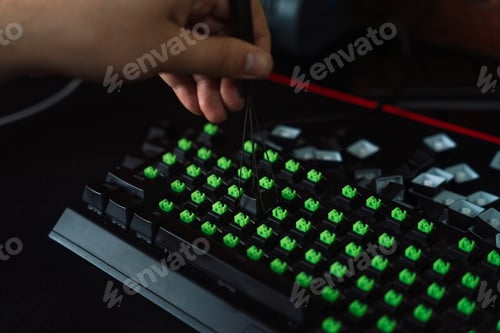 Preview: Cleaning and disassembling the keyboard. Removing keycaps using a cap extractor