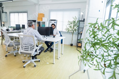 Visualização: Profissionais de negócios discutindo projeto em um escritório moderno