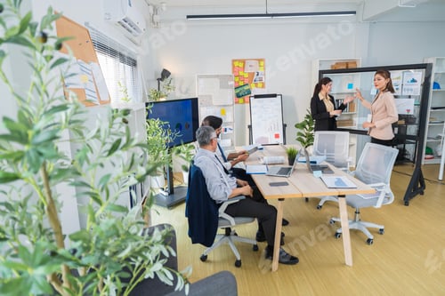 Visualização: Profissionais de negócios discutindo projeto em um escritório moderno