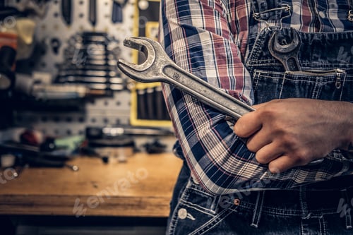 Preview: Image of nut key in mechanic's arm.
