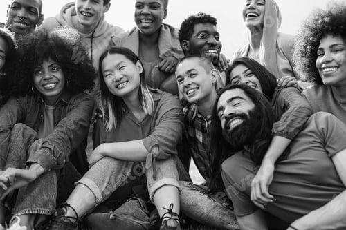 Vista previa: Un grupo de personas multirraciales disfruta de un día juntos en el parque de la ciudad