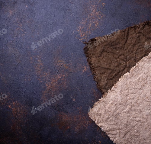 Visualização: Toalha de mesa de linho sobre fundo de concreto.