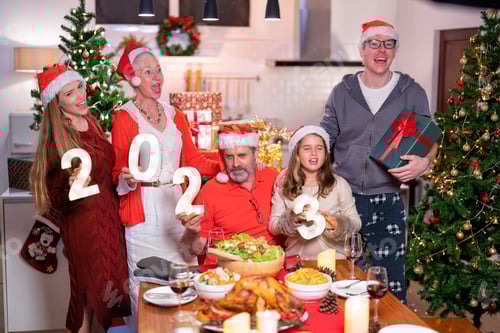 Visualização: Família americana, rindo feliz, celebra a véspera