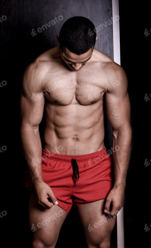 Preview: Strong man working ot at the gym
