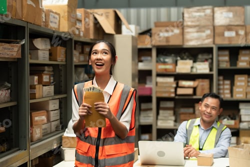 Preview: The warehouse manager gave the female assistant a premium.