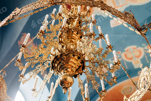 Preview: A breathtaking view from below of a golden chandelier