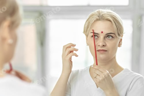 Preview: The kinesiotherapist shows at the training how to apply acupuncture tapes to biologically points