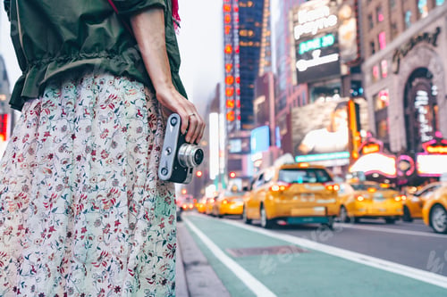 Preview: Young girl with a retro camera in New York City
