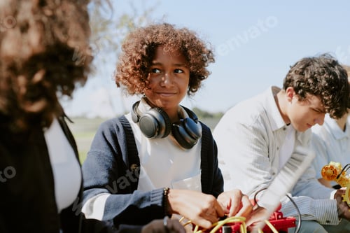 Vorschau: Junge schaut Mädchen an