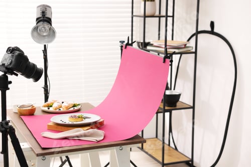Preview: Shooting tasty tartlet with camera in studio. Professional food photography