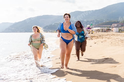 Preview: Group of plus size women with swimwear at the beach