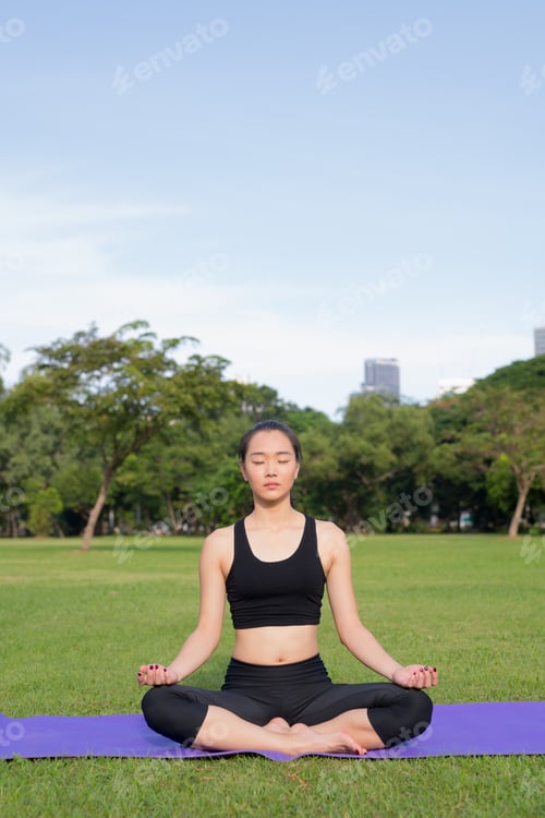 Preview: Woman Doing Meditation And Yoga In Park