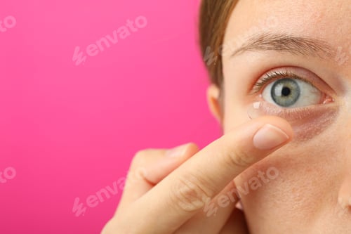 Preview: Installation of a contact lens in the eye close-up