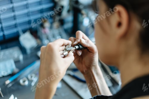 Preview: The girl is engaged in jewelry business