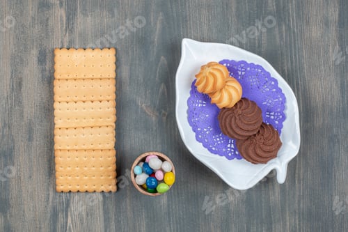 Preview: Chocolate cookies with crackers and colorful candies