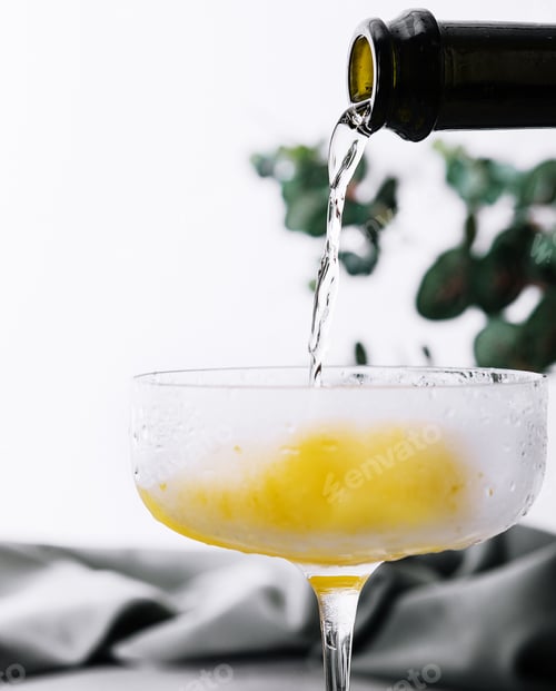 Preview: Pouring champagne or prosecco into a glass