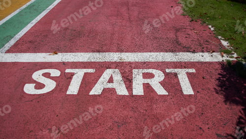Preview: The starting sign on the red asphalt