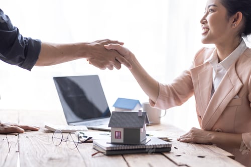 Preview: Handshake Real estate brokerage agent Deliver a sample of a model house to the customer, mortgage