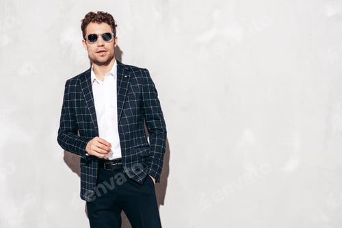 Preview: Handsome stylish man in suit