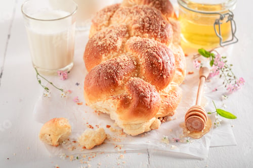 Preview: Delicious golden challah for a tasty breakfast.