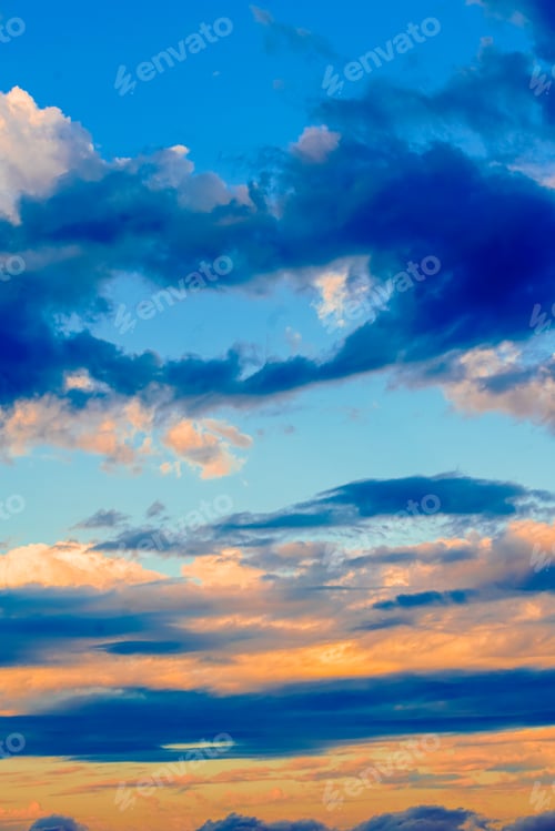 Vorschau: Wunderschöner Abendhimmel mit rosa Wolken. Sonnenuntergang über dem Meer