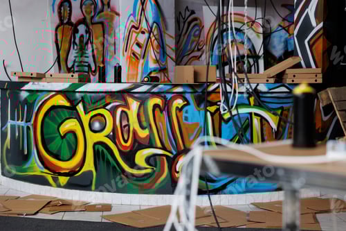 Visualização: Edifício de armazém quebrado com estrutura em decomposição